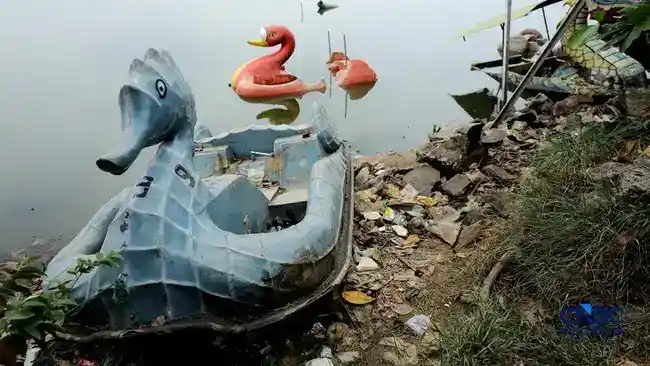 Air Setu Cilodong Menyusut, Lumpur dan Sampah Terlihat di Sejumlah Sisi