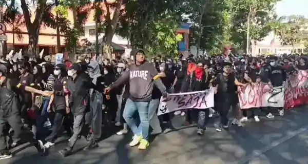 Polisi Amankan 11 Orang Menjelang Unjuk Rasa di Depan Gedung Grahadi