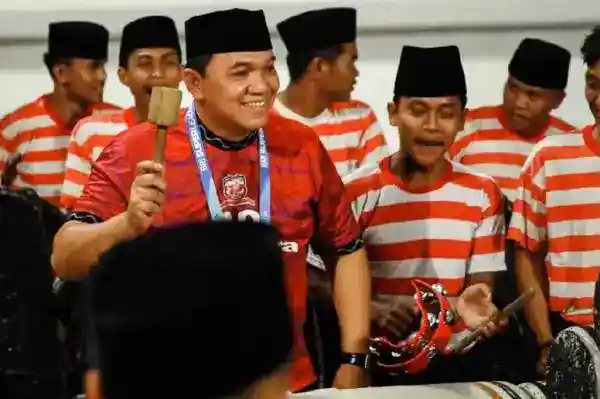 Sarung dan Kopiah Warnai Dukungan untuk Madura United saat Taklukkan Persib