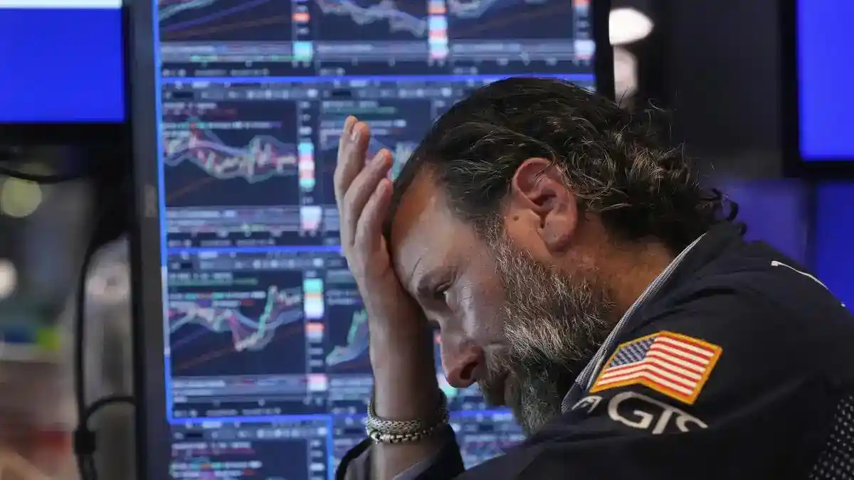 Wall Street Melemah, Tekanan dari Saham Teknologi Merembet ke Pasar
