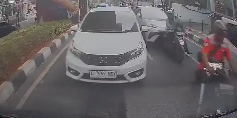 Kecelakaan Beruntun di Panglima Polim, Mobil Listrik BYD Atto 1 Diduga Lepas Kendali