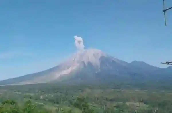 Semeru Erupsi Lima Kali hingga Pagi, Status Tetap Siaga