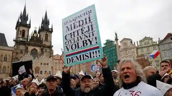Aksi Massa di Praha Menolak Perombakan Dana Penyiaran Publik
