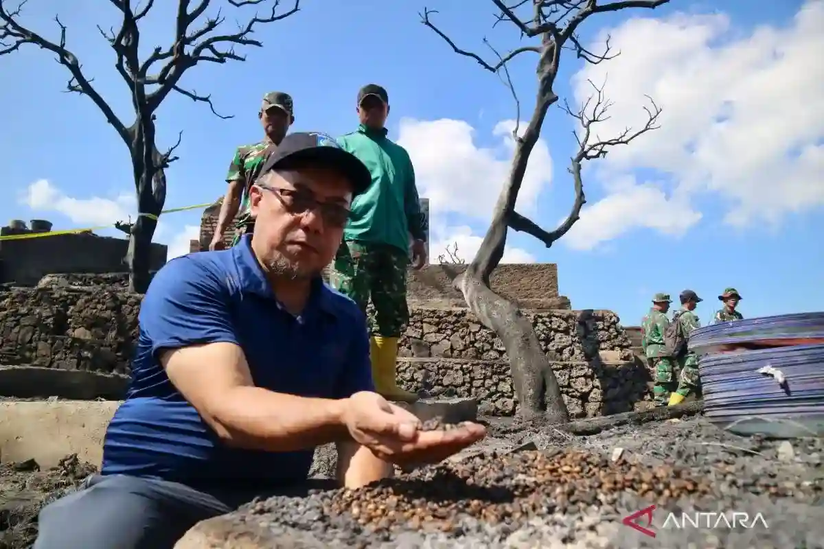 Gotong Royong Percepat Pemulihan Kampung Adat Sade
