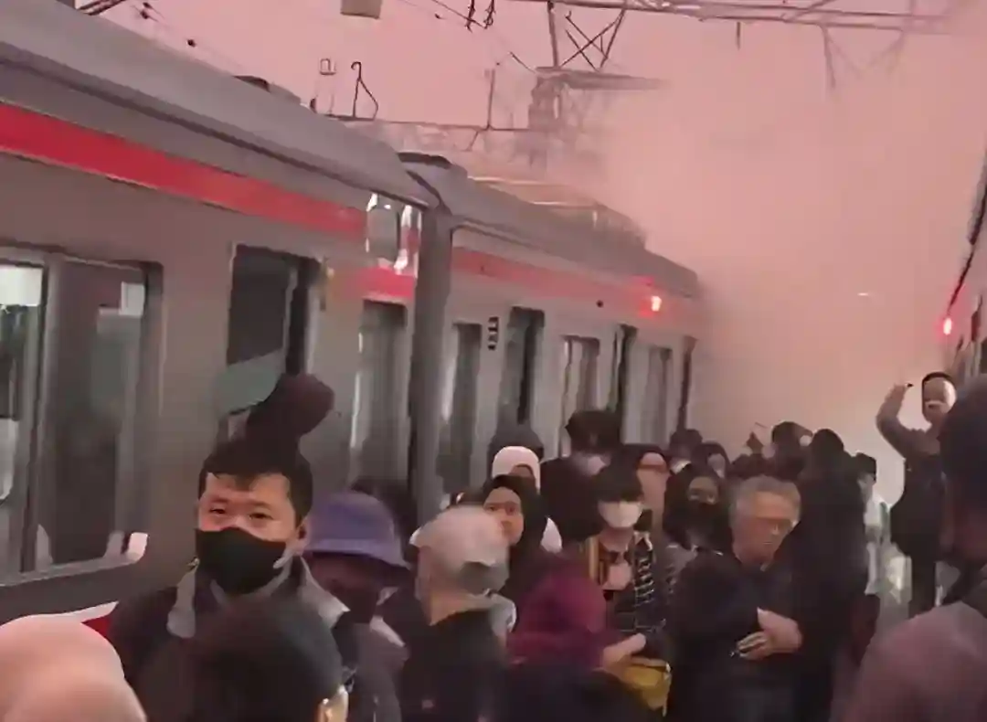 Asap Terlihat di Atap KRL Jakarta Kota, Penumpang Berduyun-duyun Turun