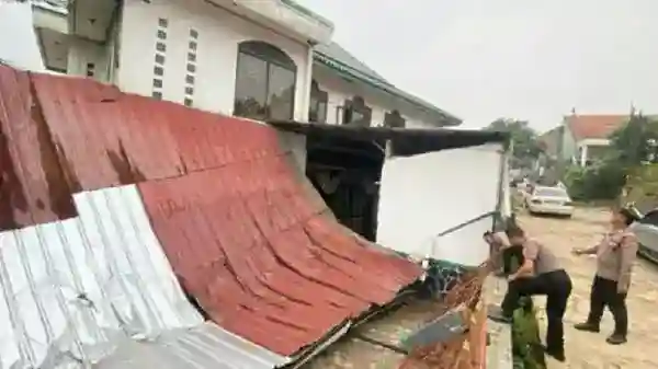 Ratusan Rumah di Padalarang Rusak akibat Puting Beliung dan Longsor