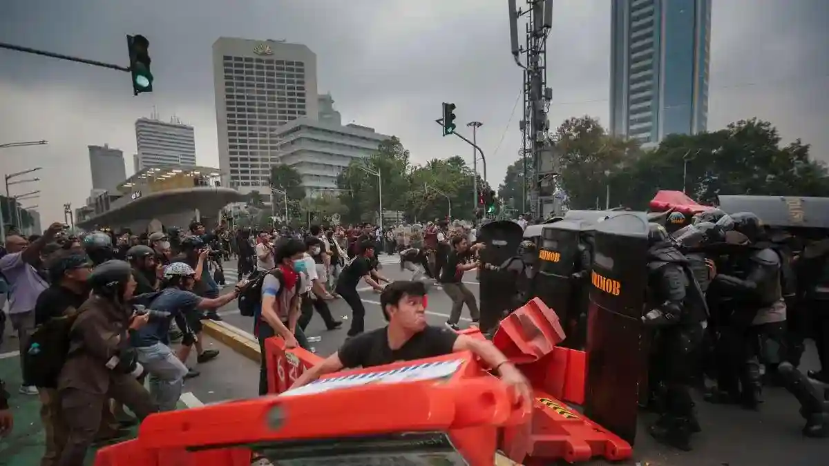 Aksi Sumpah Pemuda di Sudirman Berakhir Ricuh Menjelang Malam