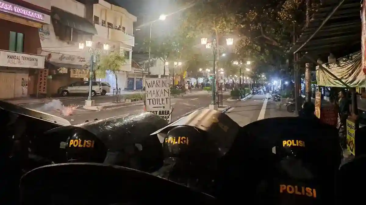 Bentrokan Demo di Yogyakarta Berlanjut hingga Dini Hari, Massa Bertahan di Sekitar Tugu