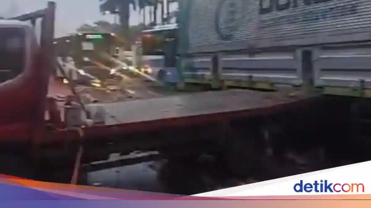 Kecelakaan Dua Truk di Depan Gedung MPR/DPR Picu Kepadatan Menuju Slipi