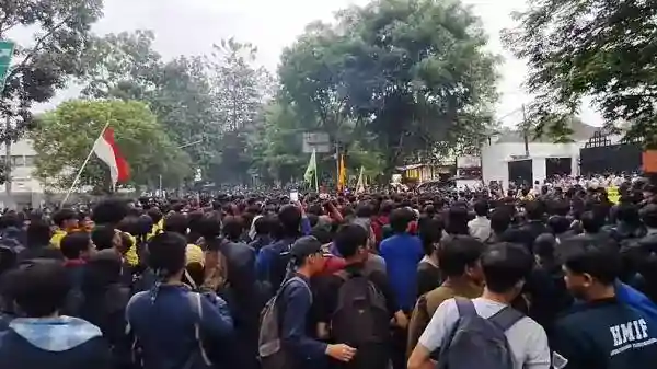 Aksi Mahasiswa Bandung Raya di DPRD Jabar: Tuntutan dan Jalannya Demonstrasi