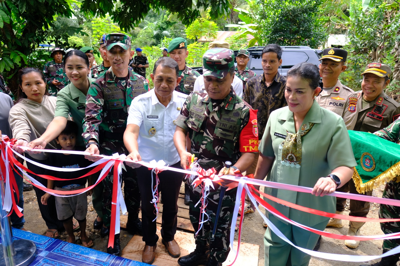 Rumah Baru dari TMMD, Keluarga Herwanto Menangis Haru Saat Dikunjungi Danrem 091/ASN